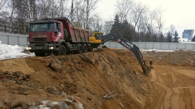 Разработка грунта экскаватором с погрузкой в самосвалы- компания Техоптимум.