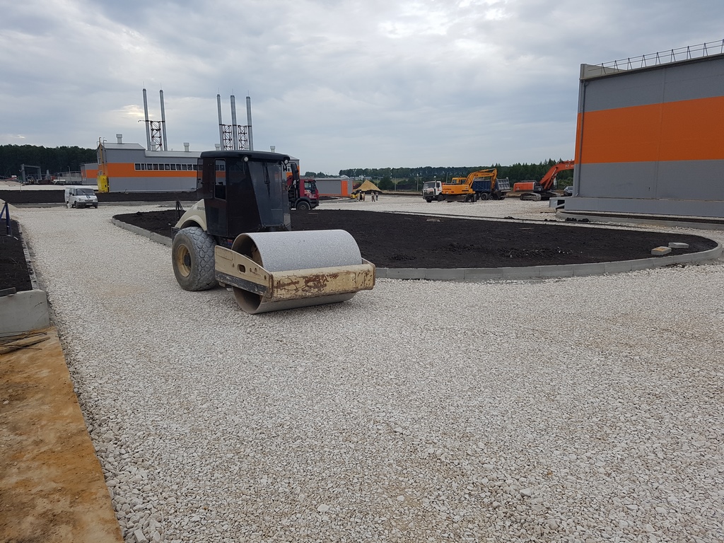 Каток амман 150. Виброкаток для уплотнения грунта. Уплотнение грунта катком. Каток sdlg rs8180. Трамбовка щебня катком.