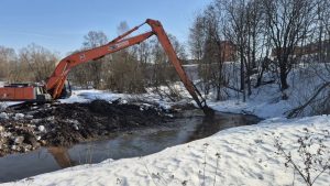 В деревне Шолохово проводим противопаводковые мероприятия экскаватором с длинной рукой компании Техоптимум